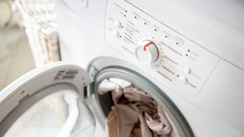 Eine 60-Grad-W&auml;sche mit Pulver-Vollwaschmittel hilft, Bakterien und Pilze zu beseitigen und Ger&uuml;che zu entfernen. - &copy; Zacharie Scheurer/dpa-tmn