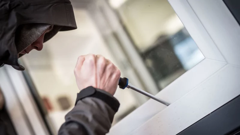 Ein typischer Einstiegsweg: Mit einfachen Werkzeugen k&ouml;nnen Einbrecher ungesicherte Fenster aufhebeln. - &copy; Frank Rumpenhorst/dpa/dpa-tmn
