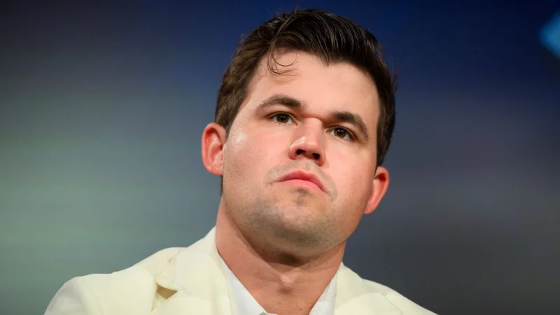 Muss sich mit einem Remis abfinden: Magnus Carlsen. - © Gregor Fischer/dpa