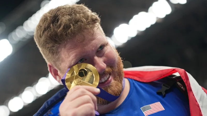 Wieder Weltmeister: Kugelsto&szlig;er Ryan Crouser aus den USA. - &copy; Michael Kappeler/dpa