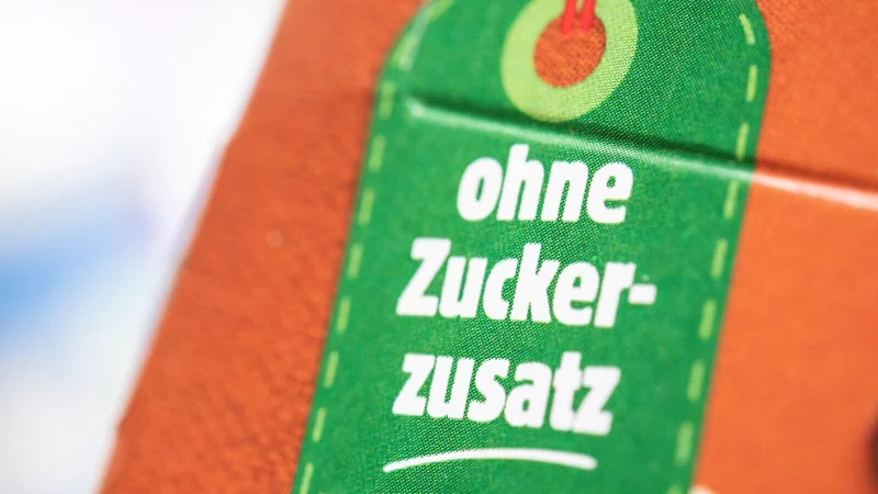 Obacht: Aufschriften wie «Ohne Zuckerzusatz» oder «Süße nur aus Früchten» klingen gesund – sagen aber wenig über den tatsächlichen Zuckergehalt aus. - © Robert Günther/dpa-tmn