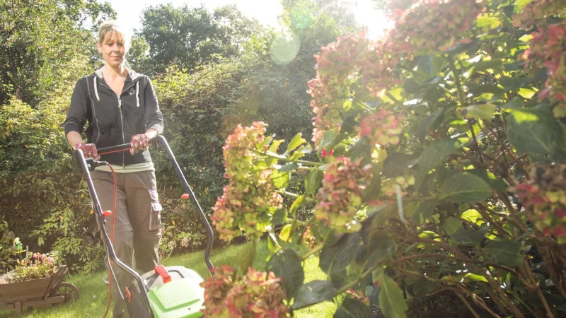 Auch im Herbst wird der Rasen noch gem&auml;ht - allerdings nicht mehr so oft. - &copy; Christin Klose/dpa-tmn
