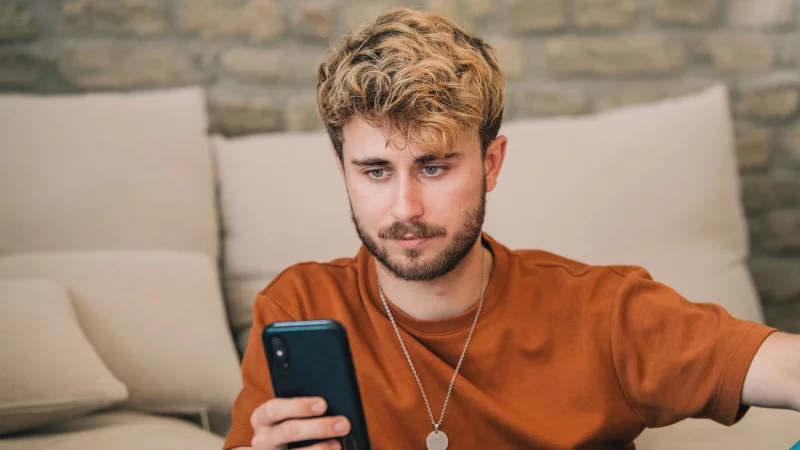 Selbst das durchschnittliche Datenvolumen bei den monatlich k&uuml;ndbaren Prepaid-Tarifen der Netzbetreiber ist einer Studie zufolge mit durchschnittlich 14 GB h&ouml;her als der mittlere monatliche Pro-Kopf-Verbrauch. - &copy; Zacharie Scheurer/dpa-tmn