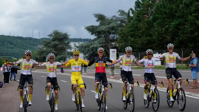 Ausnahmefahrer Tadej Pogacar feiert auf der Schlussetappe mit seinen Teamkollegen. - &copy; Mosa\\\'ab Elshamy/AP/dpa