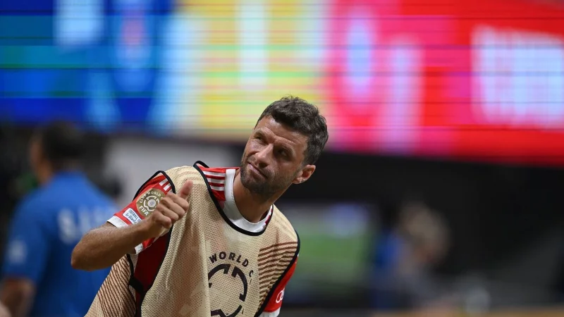 Bei der Club-WM war Thomas M&uuml;ller noch ohne Schnurrbart: Vor dem Abschied aus M&uuml;nchen wagte der Ur-Bayer nun noch ein kleines Look-Experiment. - &copy; Sven Hoppe/dpa