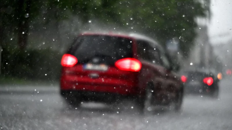 Vorsicht unterwegs: Bei Hagel Tempo drosseln und Warnblinker nutzen. - &copy; Federico Gambarini/dpa/dpa-tmn