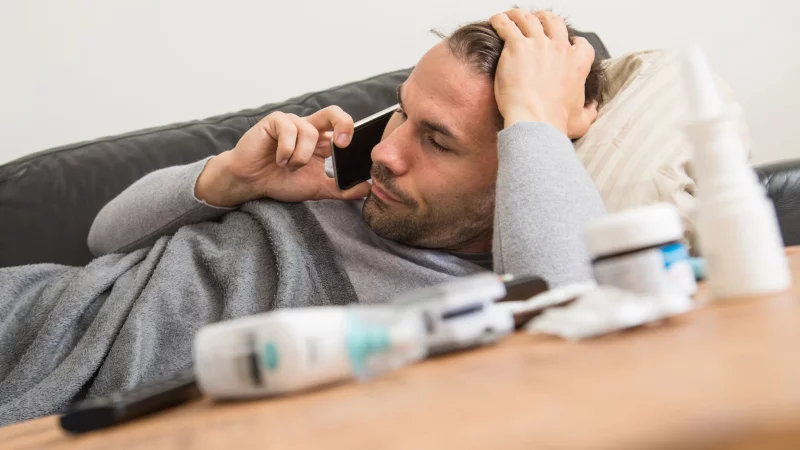 In Notfällen müssen Beschäftigte unter Umständen erreichbar sein, auch wenn sie sich krankgemeldet haben. - © Christin Klose/dpa-tmn