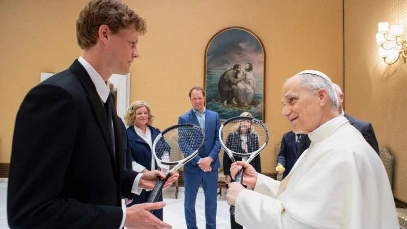 Zwei Tennisspieler unter sich: der Weltranglistenerste Jannik Sinner (links) und Papst Leo XIV. - &copy; --/Vatican Media/dpa