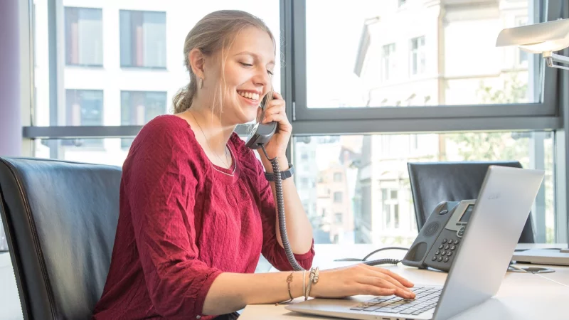 Bei der Arbeit die eigenen Stärken und Talente einsetzen können: Selbstwirksamkeit beeinflusst auch die Motivation im Job. - © Christin Klose/dpa-tmn