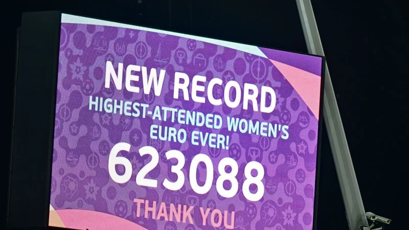 Die Bestmarke wird im Züricher Stadion mitgeteilt. - © Sebastian Christoph Gollnow/dpa