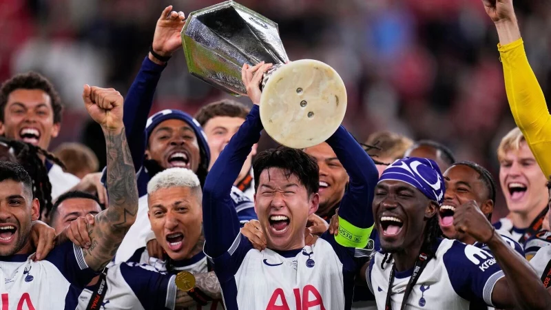 Kapitän Heung-Min Son bejubelt seine erste Trophäe mit Tottenham Hotspur. - © Manu Fernandez/AP/dpa