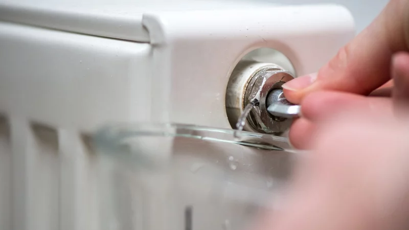 Wenn es gluckert oder die Heizkörper nicht gleichmäßig warm werden, sollte man sie entlüften. - © Andrea Warnecke/dpa-tmn