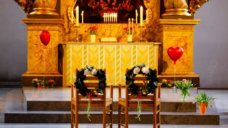 Ja, ich will: Rechtlich und finanziell macht es einen großen Unterschied, ob ein Paar nur kirchlich oder auch standesamtlich getraut wurde. - © Frank Molter/dpa/dpa-tmn