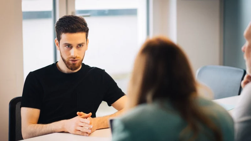 Sich beim Bewerbungsprozess von der besten Seite zu zeigen, ist legitim. Doch wann ist die Grenze &uuml;berschritten? - &copy; Zacharie Scheurer/dpa-tmn