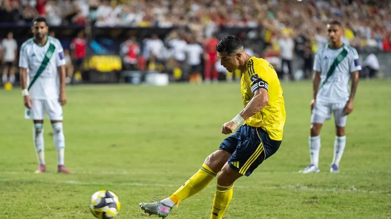 Cristiano Ronaldo erzielte seinen 100. Treffer für Al-Nassr. - © Chan Long Hei/AP/dpa