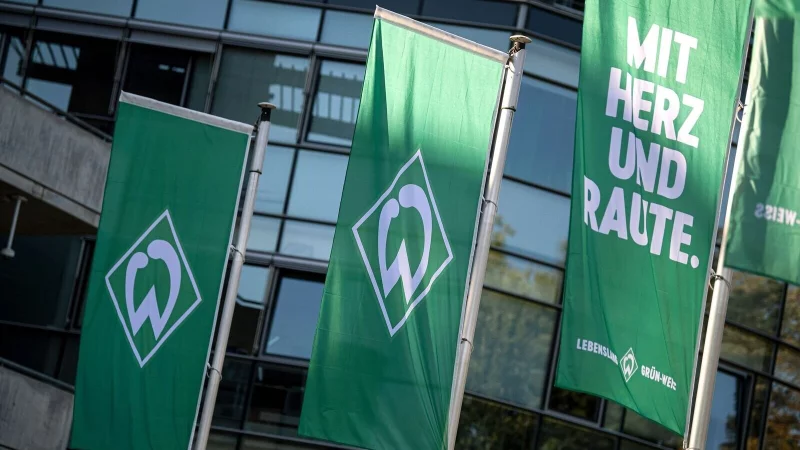 Noch ein Spieler f&uuml;r Werder Bremens Defensive: Isaac Schmidt kommt von Leeds United. - &copy; Sina Schuldt/dpa