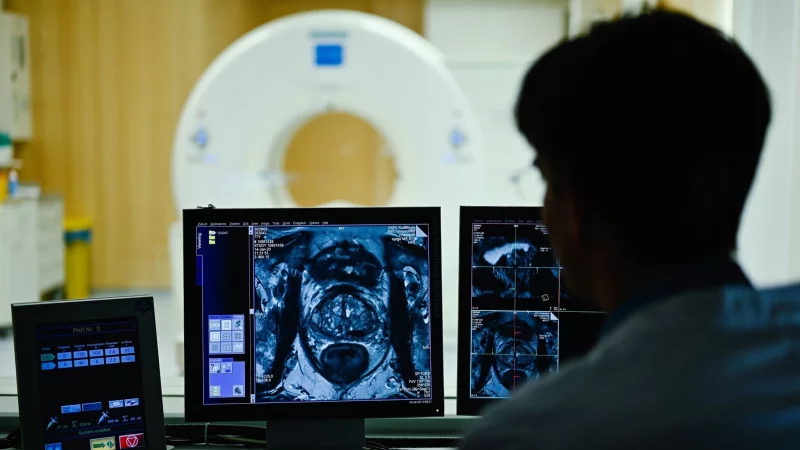 Nach dem Anfangsverdacht: Im Verlauf einer Diagnostik kommen auch bildgebende Verfahren zum Einsatz. - © Uwe Anspach/dpa/dpa-tmn