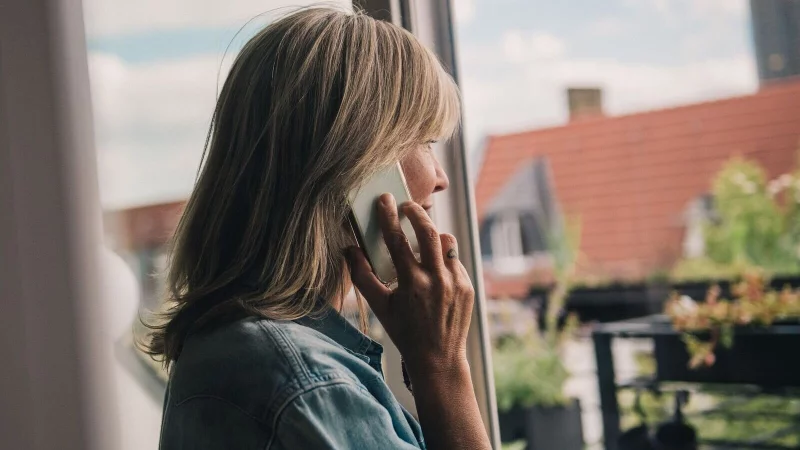 Kriminelle Anrufer üben am Telefon oft Druck aus, um an sensible Daten zu gelangen. Der beste Schutz: einfach auflegen. - © Zacharie Scheurer/dpa-tmn