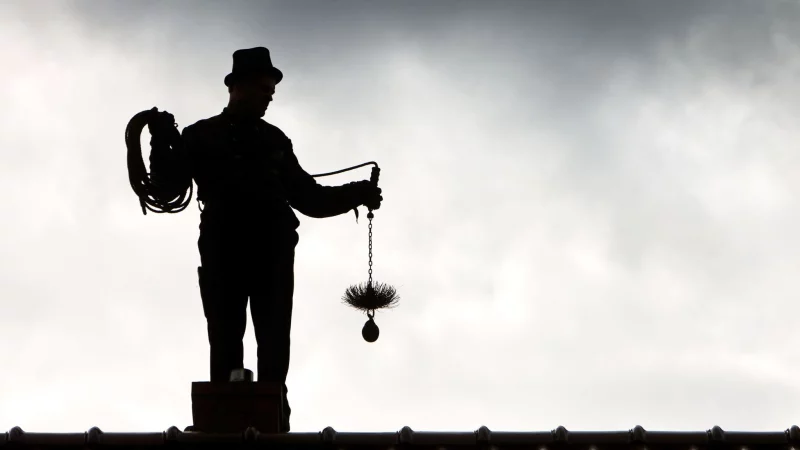 Insgesamt f&uuml;r sieben Berufe gibt es ab August neue Ausbildungsordnungen, unter anderem f&uuml;r Schornsteinfeger. - &copy; Patrick Pleul/dpa/dpa-tmn