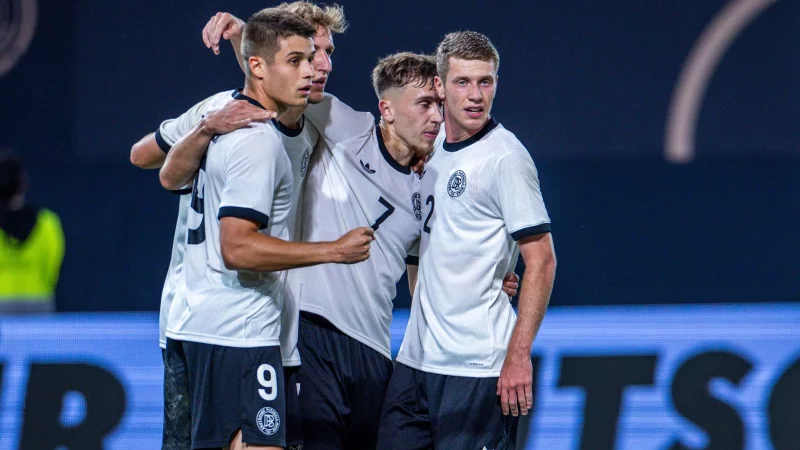 Hattrick-Torsch&uuml;tze Nicolo Tresoldi jubelt mit den Teamkollegen &uuml;ber seinen Treffer zum 2:0. - &copy; Jens B&uuml;ttner/dpa