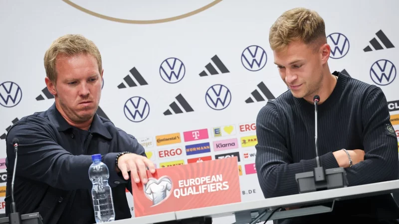 Joshua Kimmich (r) macht sich über die Transfersummen im Fußball seine Gedanken. - © Christian Charisius/dpa