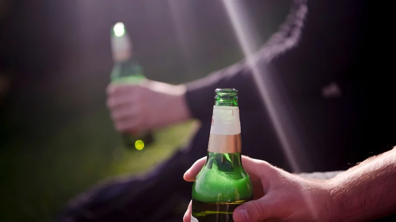 Alkoholabhängigkeit trifft nicht nur die Betroffenen: Auch Angehörige können unter den Folgen leiden. - © Finn Winkler/dpa