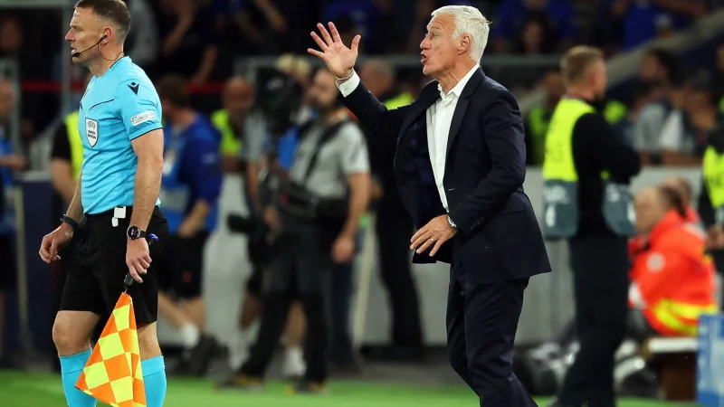 Trainer Didier Deschamps und seine Franzosen treffen am Sonntag auf Deutschland. - © Christian Charisius/dpa