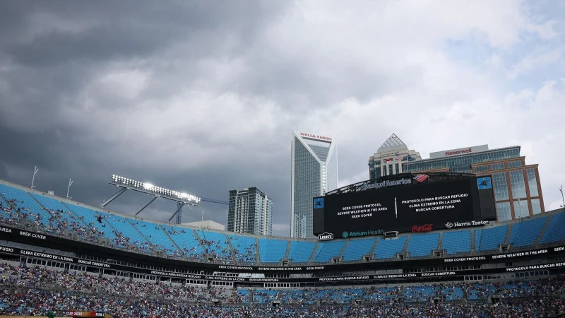 Ein drohendes Unwetter sorgte bei der Club-WM wieder für eine Unterbrechung. - © Li Ming/XinHua/dpa