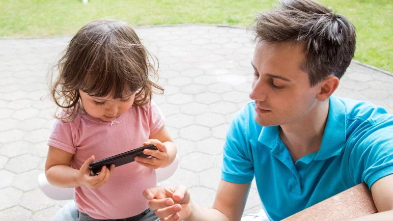 Das Smartphone sollte kein Babysitter sein, sondern einen Gesprächsanlass für das gemeinsam Gesehene liefern. - © Christin Klose/dpa-tmn