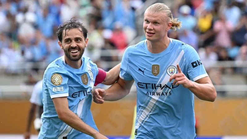 Erling Haaland (r) bejubelt sein Tor mit Teamkollege Bernardo Silva. - © Sven Hoppe/dpa