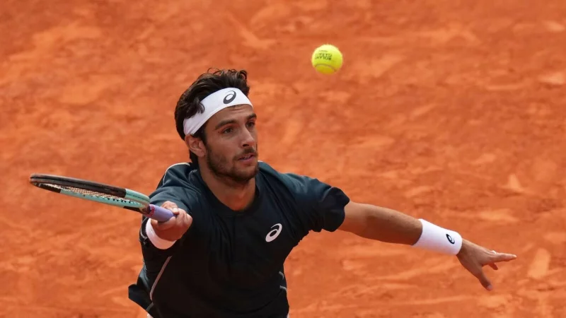 Lorenzo Musetti steht bei den French Open erstmals im Halbfinale. - © Thibault Camus/AP/dpa