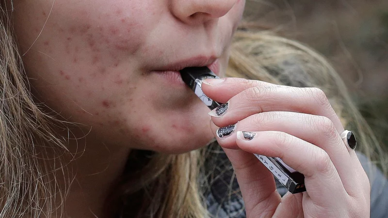 Einweg-Vapes im Trend: Besonders bei Jugendlichen sind die Produkte beliebt. - &copy; Steven Senne/AP/dpa