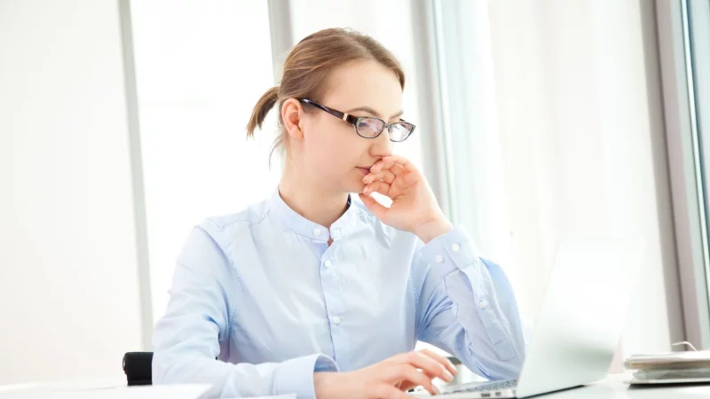 Betroffene des sogenannten Imposter-Syndroms halten sich irrt&uuml;mlich selbst f&uuml;r Hochstapler, da sie glauben, sie h&auml;tten ihren Job nicht verdient. - &copy; Christin Klose/dpa-tmn