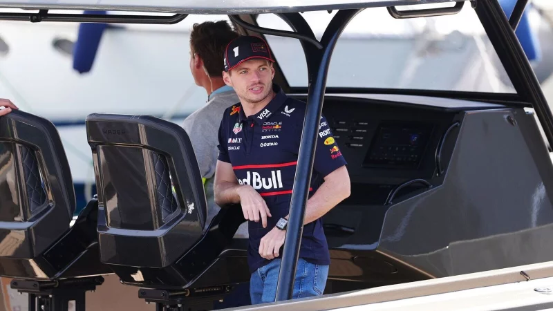 Max Verstappen kam per Boot im Fahrerlager von Monaco an. - © David Davies/PA Wire/dpa
