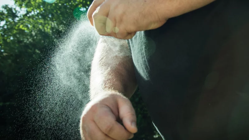 Bestimmte Ger&uuml;che m&ouml;gen M&uuml;cken gar nicht, zum Beispiel die in M&uuml;ckenschutzmitteln enthaltenen Wirkstoffe DEET oder Icaridin. - &copy; Christin Klose/dpa-tmn