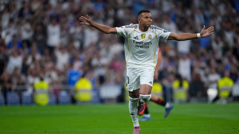 Kylian Mbappé trifft zum Auftaktsieg von Real Madrid. - © Manu Fernandez/AP/dpa