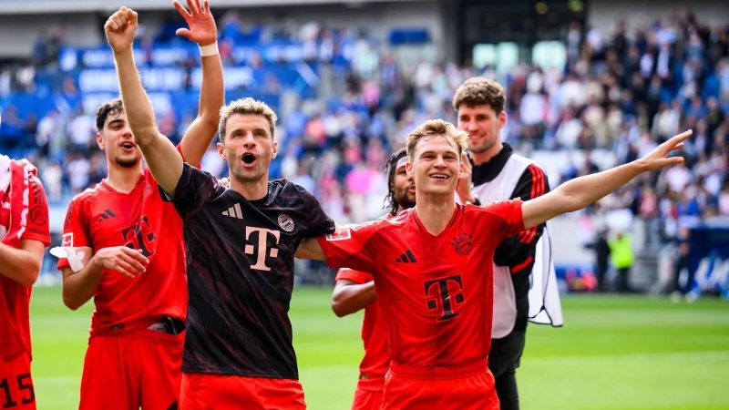 Thomas Müller jubelte in seinem letzten Bundesligaspiel für den FC Bayern München über einen klaren Sieg. - © Tom Weller/dpa