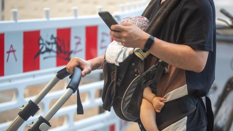 Sorgenfrei dank Elterngeld? In einigen Fällen führt die Lohnersatzleistung zu späteren Steuernachzahlungen. - © Fernando Gutierrez-Juarez/dpa