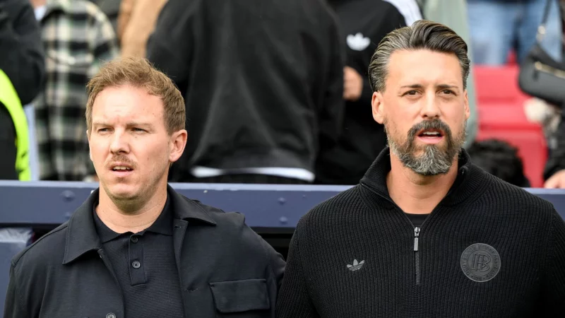 Vorm 0:2 gegen Frankreich singen Bundestrainer Julian Nagelsmann (l) und sein Assistent Sandro Wagner letztmals zusammen am Spielfeldrand die Nationalhymne. - © Federico Gambarini/dpa
