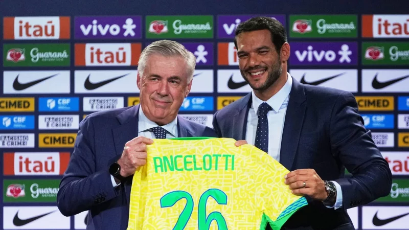 Der brasilianische Fußballverband muss den Einsatz eines nicht lizenzierten Beraters bei der Verpflichtung von Nationaltrainer Carlo Ancelotti (l) erklären. (Archivbild) - © Silvia Izquierdo/AP/dpa