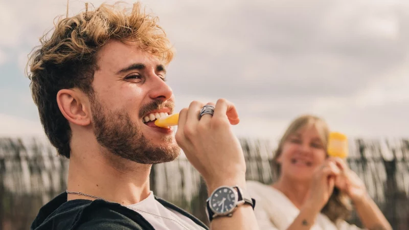 Wer Eiskaltes in kleinen Happen isst, hilft den Zähnen, besser mit den frostigen Temperaturen klarzukommen. - © Zacharie Scheurer/dpa-tmn