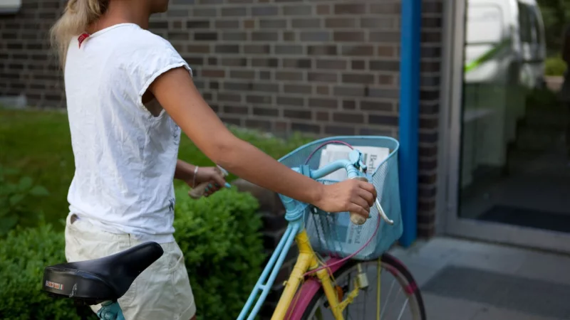 Es gibt Regeln: Jugendliche dürfen nur zu bestimmten Tageszeiten und begrenzt lange arbeiten. - © Silvia Marks/dpa-tmn