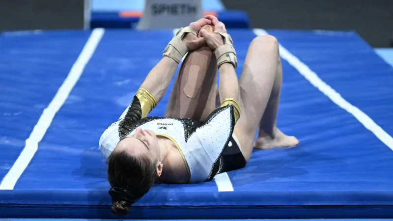 Helen Kevric hält sich das verletzte linke Knie. - © Marijan Murat/dpa