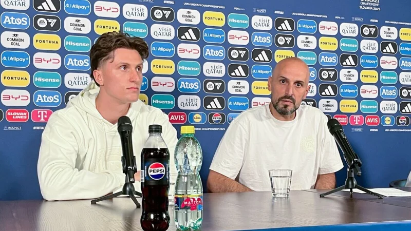Wollen den dritten Sieg: U21-Nationalcoach Antonio Di Salvo (r) und Tim Oermann. - © Christian Kunz/dpa