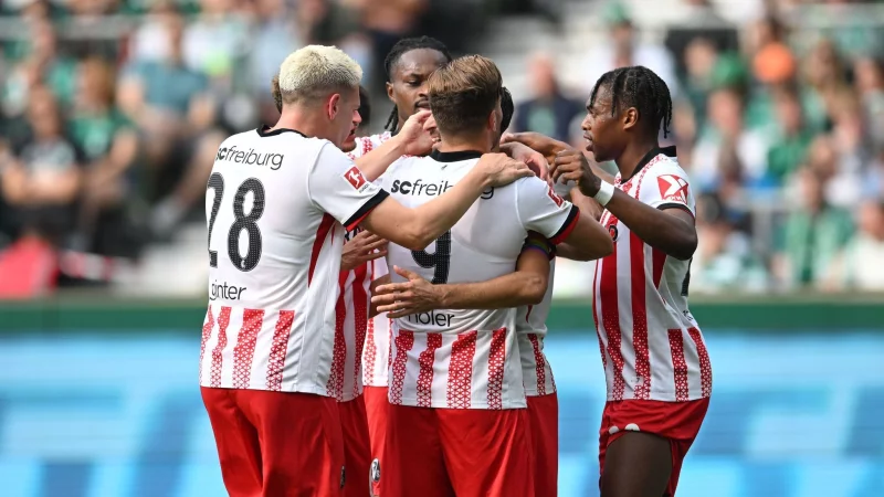 Jubel beim SC Freiburg: In Bremen gelang den Bremern der zweite Saisonsieg. - &copy; Carmen Jaspersen/dpa