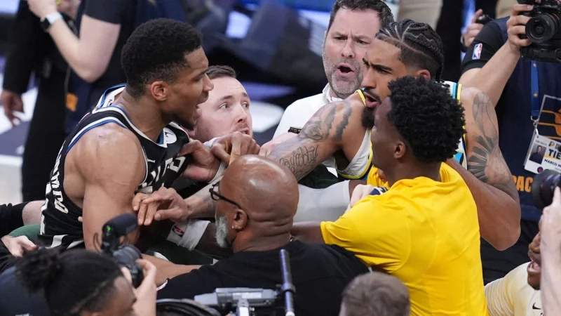 Milwaukees Starspieler Giannis Antetokounmpo (l) war nach dem Playoff-Aus bei den Indiana Pacers kaum zu bändigen. - © Michael Conroy/AP/dpa