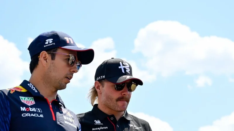 Fahren nächstes Jahr zusammen für Cadillac: Sergio Perez (l) und Valtteri Bottas (Archivbild) - © Denes Erdos/AP/dpa