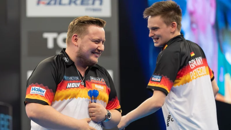 Feierten ihren Sieg: Schindler und Pietreczko. - © Jürgen Kessler/dpa