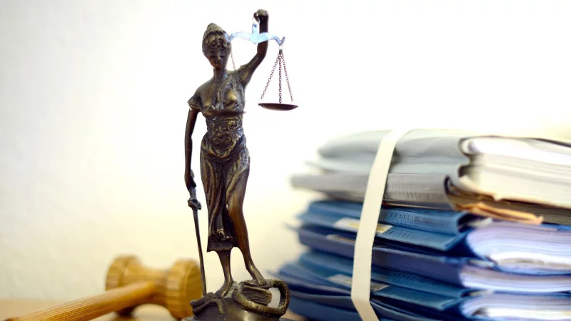 Eine Kündigungsschutzklage läuft nach einem bestimmten Muster ab - unabhängig davon, ob Betroffene in Elternzeit sind oder nicht. - © Volker Hartmann/dpa/dpa-tmn