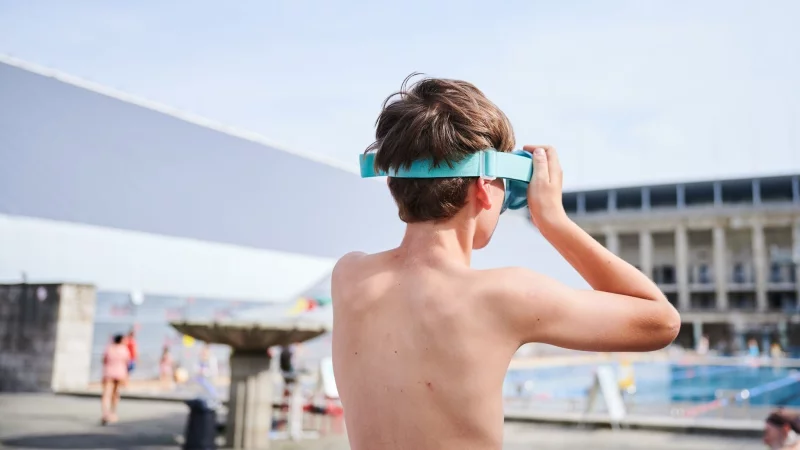 Ob am See oder im Schwimmbad - Eltern sollten ihr Kind immer im Blick behalten. - © Annette Riedl/dpa/dpa-tmn